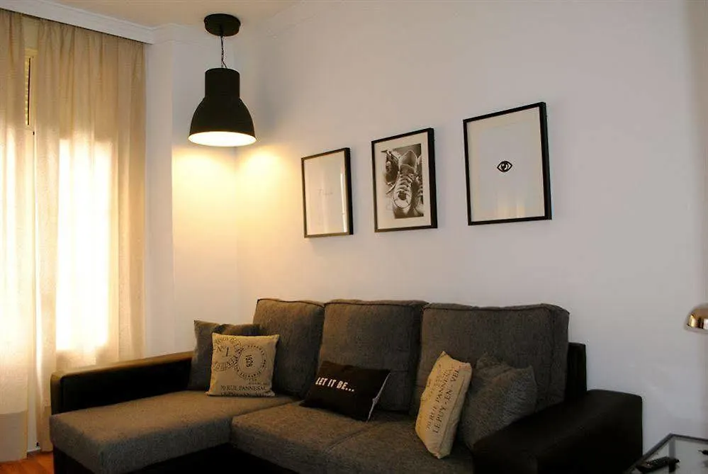 Minimal Rooms مالقة 0*,